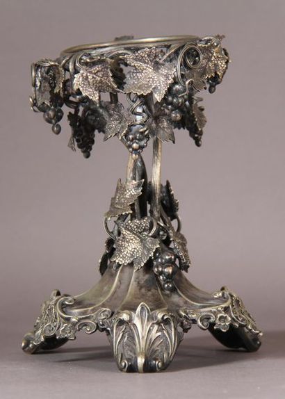 null Tripod display stand in silver plated metal decorated with shells, acanthus...