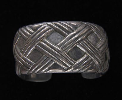 null Cuff in 925°/°° silver with cross pattern, Italian work, weight: 47,7 g.