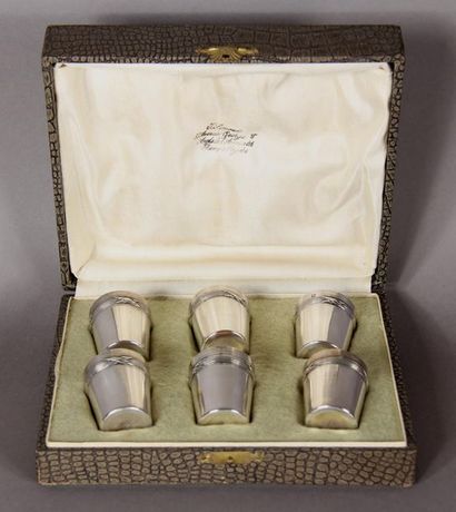null *Six 950°/°° silver liqueur glasses Louis XVI style, weight : 95,8 g. 
 In its...