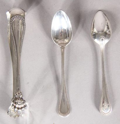 null *VEYRAT goldsmith
Twelve dessert spoons and one sugar tongs in 950°/°° silver...