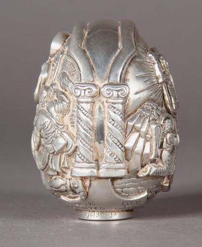null Paperweight in the shape of an egg, silver 925°/°° with relief decoration of...