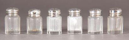 null Six salt shakers in paneled glass, silver stoppers 800°/°°, pds: 9.5 g.