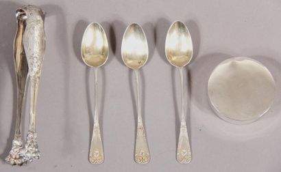 null Silver 950°/°° lot:
- Sugar claw pliers, pds: 35.3 g. 
 - Three dessert spoons,...