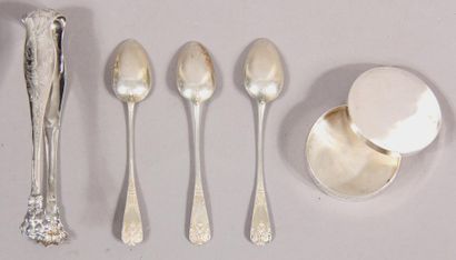 null Silver 950°/°° lot:
- Sugar claw pliers, pds: 35.3 g. 
 - Three dessert spoons,...