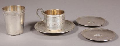 null 950°/°° silver lot:
- Numbered timpani, pds: 70 g. (bumps)
- Cup and saucer...