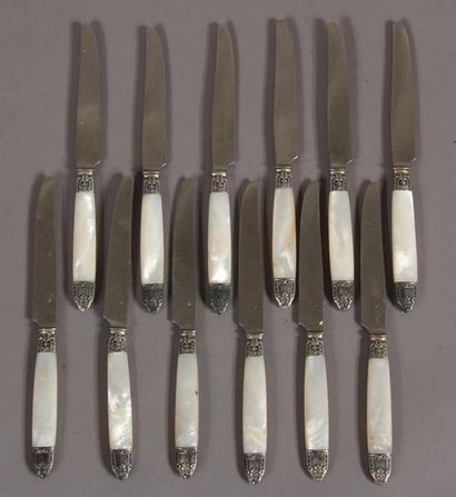 null Twelve fruit knives mother-of-pearl handle, silver blade 800°/°°°, weight :...