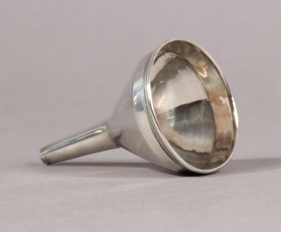 null Funnel in silver 950°/°°, H: 8 cm, weight: 34.4 g.