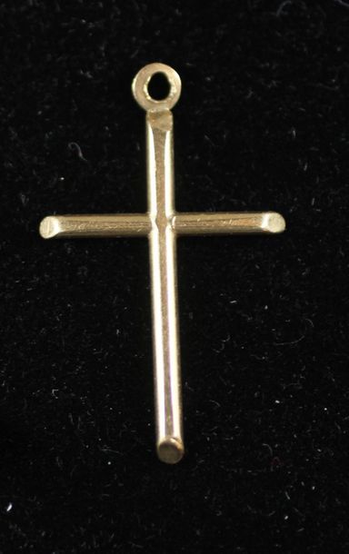 null 18 k yellow gold lot:
- Cross pendant, pds: 1,5 g. 
 - Tie pin decorated with...