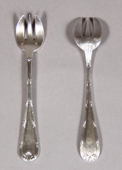 null Ten cake forks, one of which is a different model in silver plated metal.