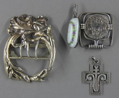 null Silver lot:
- Belt buckle 800°/°° with flower decoration, pds: 58,2 g. 
 - Money...