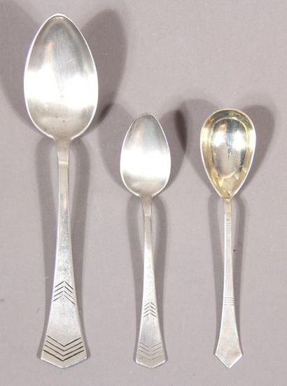 null Six 800°/°° silver dessert spoons with flared spatula, pds: 150 g.
Attached:
Two...