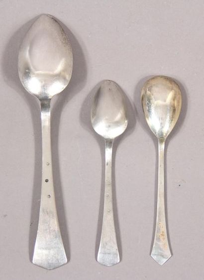 null Six 800°/°° silver dessert spoons with flared spatula, pds: 150 g.
Attached:
Two...