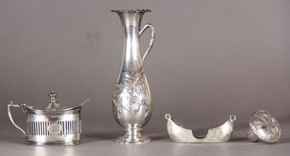 null Silver lot:
- Handle vase on a silver pedestal 800°/°°° with relief decoration...