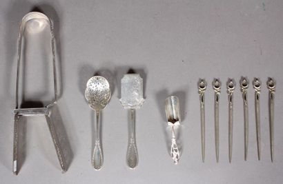 null Silver lot:
- Asparagus tongs in silver 925°/°°, English work, pds: 204 g. 
...