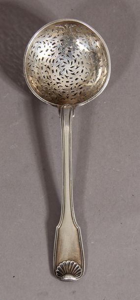 null Silver sprinkling spoon with shell decoration, 18th c. work, pds: 113,2