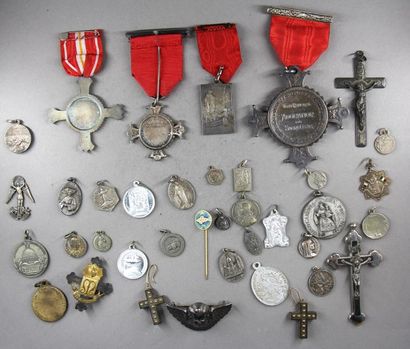 null *Batch of crosses and religious medals including angel brooch in silver 800°/°°...