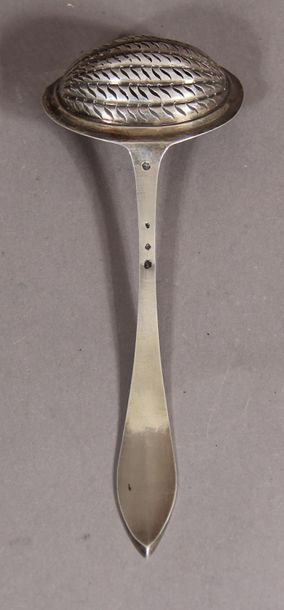 null Spoon to sprinkle in silver 950°/°° engraved with a numbered escutcheon, Paris...