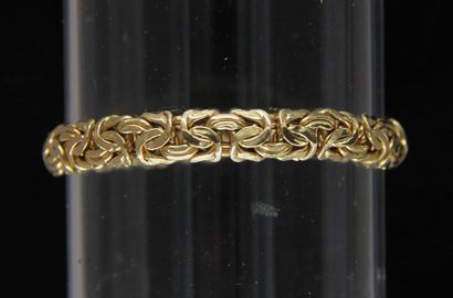 null Bracelet with flat twisted links in 18k yellow gold, pds: 13.9 g.