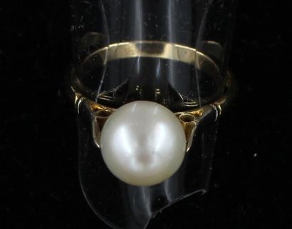 null Ring in 18k yellow gold set with a cultured pearl, raw weight: 2.7 g.