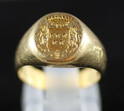 Knight's signet ring in 18k yellow gold engraved...