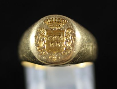 null Knight's signet ring in 18k yellow gold engraved with the coat of arms under...
