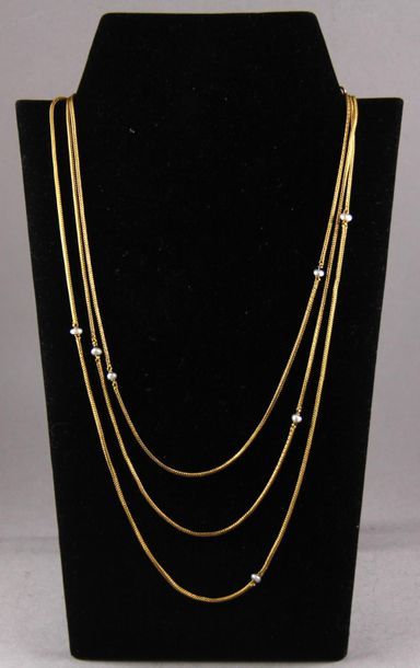null Triple-row necklace in 18k yellow gold and pearls, raw weight: 12.6 g.