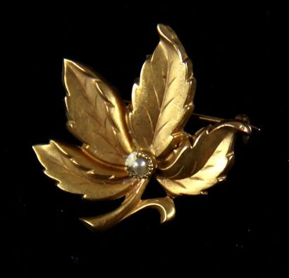 null Leaf brooch in 18k yellow gold, raw weight: 1.1 g.