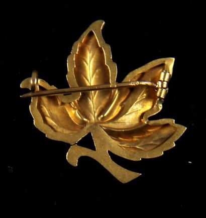 null Leaf brooch in 18k yellow gold, raw weight: 1.1 g.