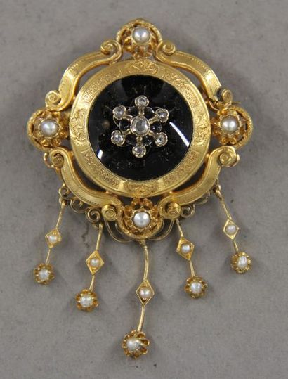 null Pendant-polylobé brooch in 18k yellow gold, set with pearls, the round center...