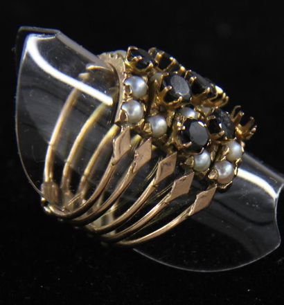 null 14k yellow gold five ring ring, black stones and pearls, raw weight: 6.1 g....