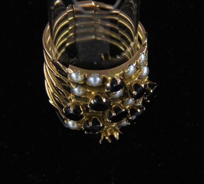 null 14k yellow gold five ring ring, black stones and pearls, raw weight: 6.1 g....
