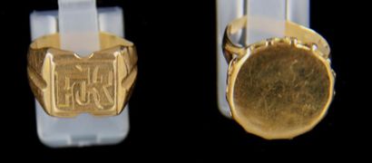 null Knight's signet ring in 18k yellow gold, JR ciphered, pds: 3.3 g. 
 Yellow gold...