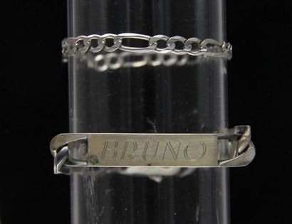null Lot in silver 925°/°°:
- Engraved Bruno's Gourmet, pds: 43,3 g. 
 - Bracelet...