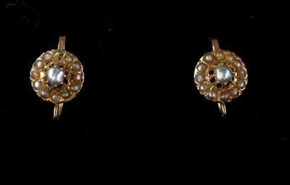 null Pair of 18k yellow gold and pearl sleepers, weight 2 g.