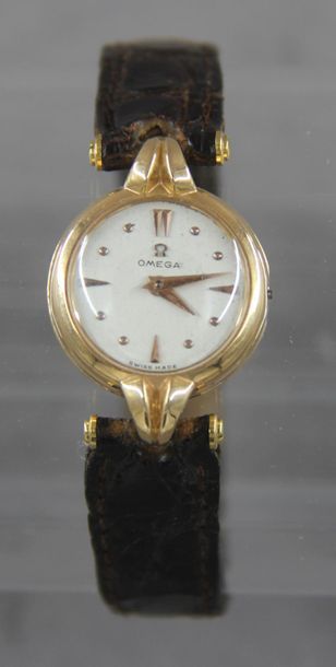 null *OMEGA
Ladies' watch with round case in 18k yellow gold, leather strap, raw...
