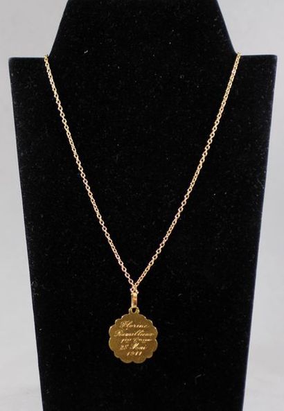 null * Necklace and pendant Virgin engraved 1911 in 18k yellow gold, pds: 7.4 g.