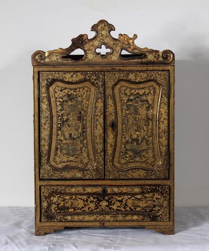 null *Petite armoire en bois noirçi à décor doré, Extrême Orient

H : 48 L : 31 P...