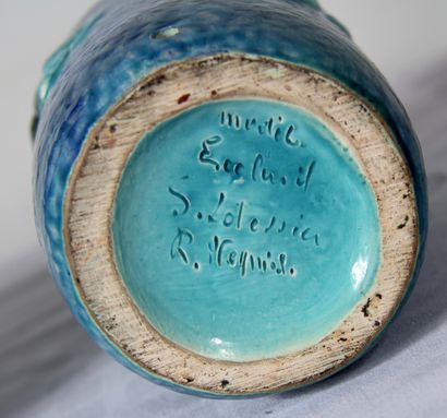 null *- LONGWY

Vase balustre en faïence à glaçure bleue turquoise à décor en relief...