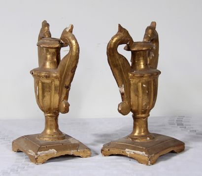 null *Paire d'éléments en bois stuqué doré en forme de vase à deux anses

H : 28...