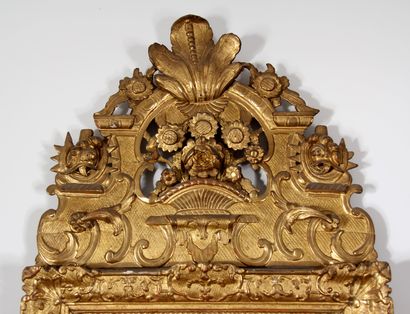 null *Glace rectangulaire en bois sculpté doré à fronton ajouré rapporté, XVIIIème...