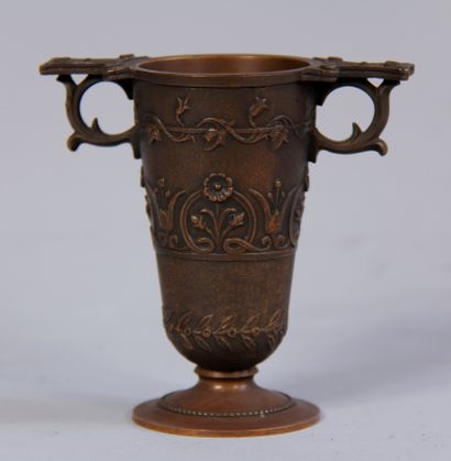 null *Petit vase à deux anses sur piédouche en bronze patine médaille, signé A.D.,...
