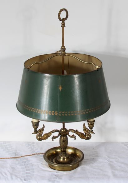 null *Lampe bouillotte en bronze doré à trois lumières à décor de canards, abat-jour...
