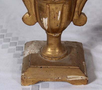 null *Paire d'éléments en bois stuqué doré en forme de vase à deux anses

H : 28...