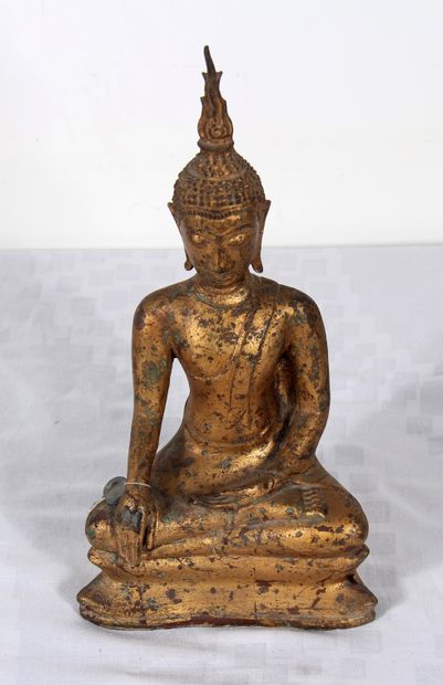 null *Sculpture en métal doré représentant Bouddha assis, Extrême-Orient

H : 29...