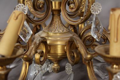 null Lustre en bronze et pampilles à huit bras de lumière, style Louis XVI

H : 80...