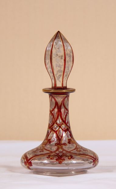 null Flacon en verre à décor de rinceaux émaillés rouge et doré

H : 14,5 cm.