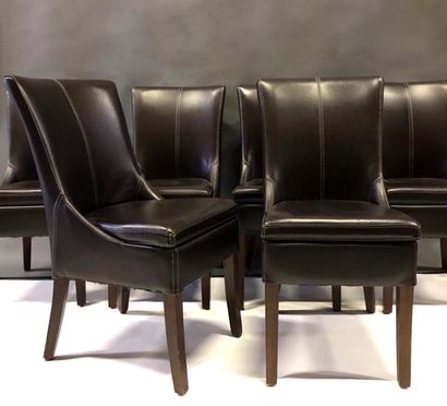 null Six chaises en bois teinté garnies de cuir marron, travail contemporain