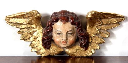 null *Lot :

- Elément en bois sculpté redoré en forme d'ange

11,5 x 10,5 cm.

-...