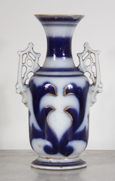 null Vase à deux anses en porcelaine blanc-bleu et fleurs polychrome, Paris fin XIXème...