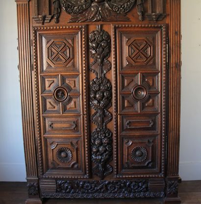 null *Armoire de mariage en bois naturel à deux portes moulurées et panneaux sculptés,...